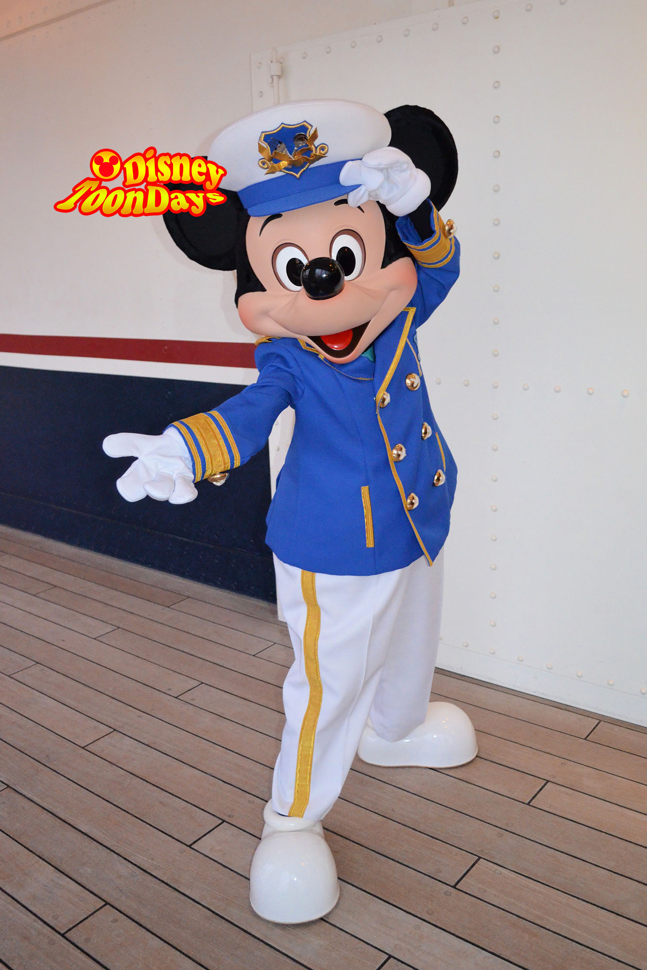 東京ディズニーリゾートでミッキーマウスとグリーティング |ディズニー